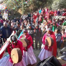 स्थानीय झाकी प्रदर्शन गर्दै 